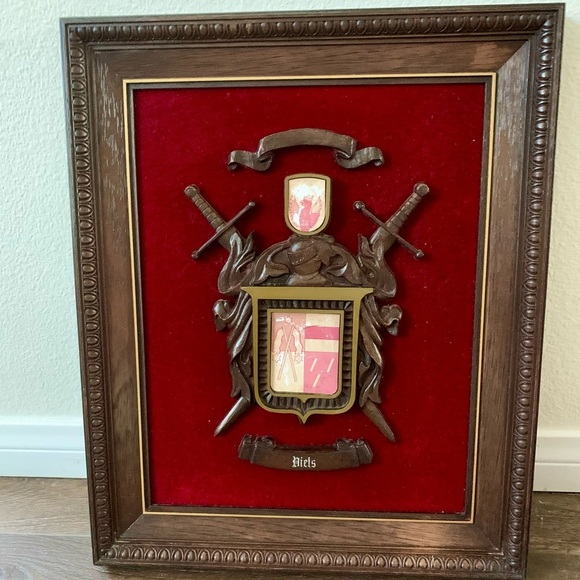 Vintage Family Crest On Red Velvet 14/17” Plastic - Picture 1 of 10